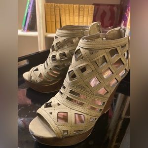 Jasmin’s “JKendrick” style. Size 6.5 M Sage Green wedges